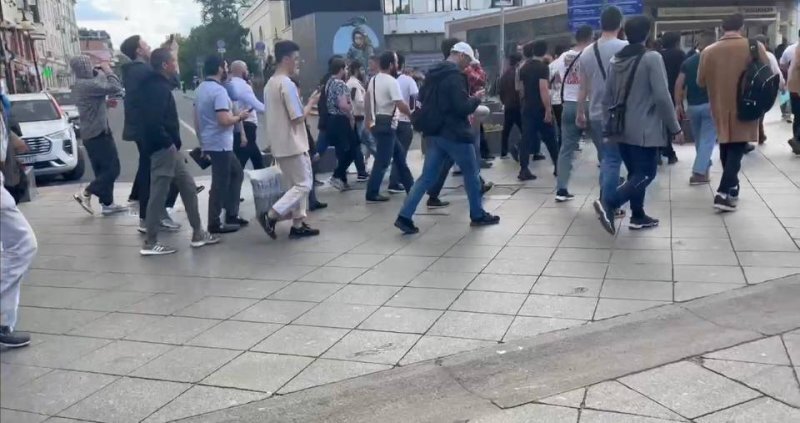 Несанкционированное шествие мусульман состоялось сегодня в центре Москвы. Сотни мужчин прошли от мечети на улице Большая Татарская до станции метро «Третьяковская», скандируя «Аллаху акбар».