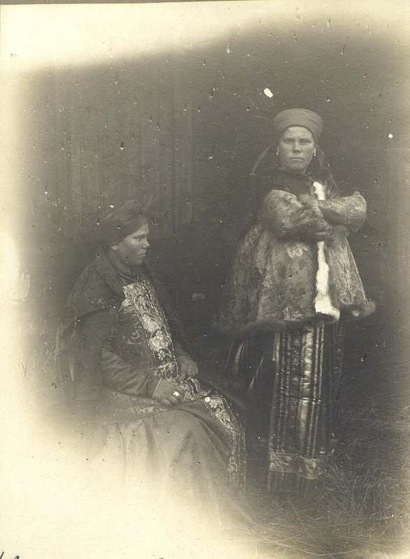 Шабунин Николай Авенирович
Фотоотпечаток. Молодые женщины в празднично-домашних костюмах. Русские

Период создания:1903-1904 гг.
Материал, техника:—
Размер:12,0 х16,0
Место создания:Архангельская обл. (Архангельская губ.)