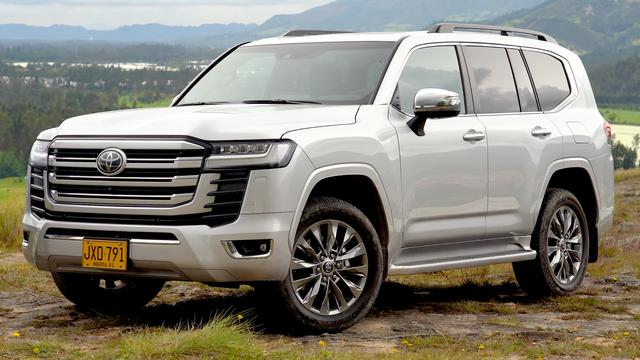 Toyota предлагает широкий выбор опционального оборудования, которое поможет вам использовать возможности своего автомобиля по максимуму, какой бы образ жизни вы ни вели. Благодаря стильным аксессуарам, интеллектуальным технологиям и практичным функциям, разработанным для любых условий вождения, вы всегда будете чувствовать себя за рулем безопасно и комфортно. С полным перечнем опционального оборудования, разработанного и изготовленного специально для вашей Toyota, можно ознакомиться ниже: