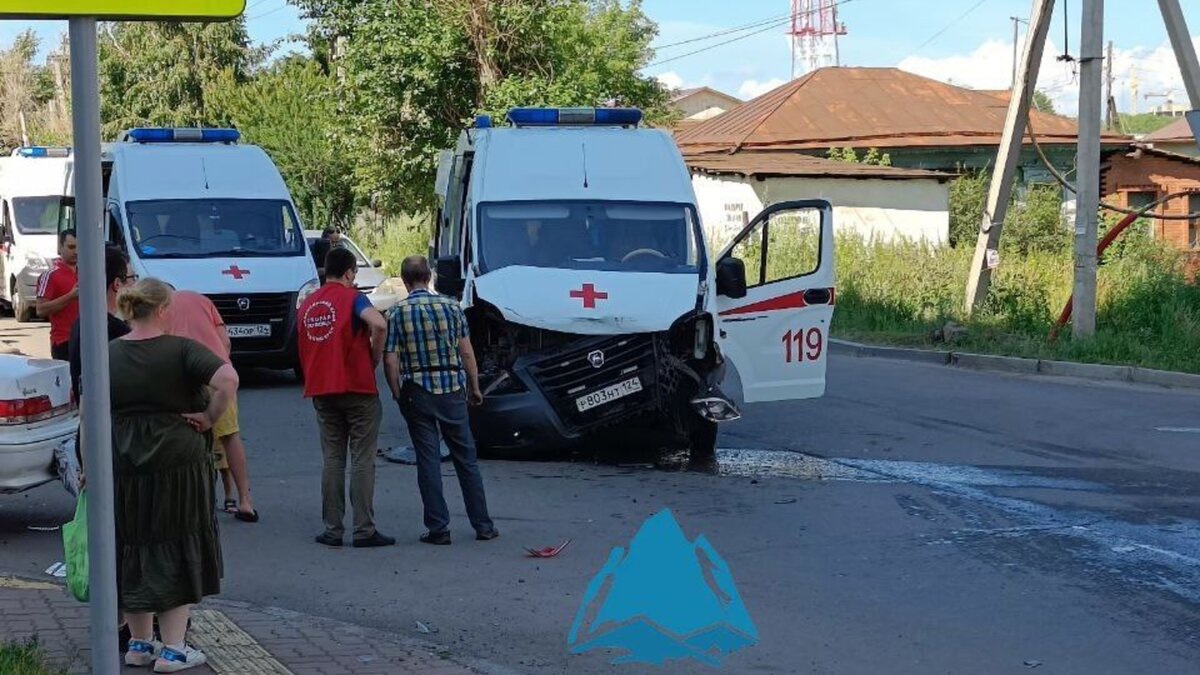     На перекрёстке Советской — Серова автомобиль скорой помощи врезался в легковушку.