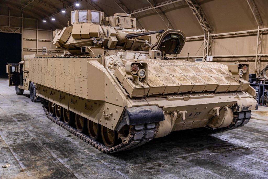 БМП M2 Bradley с блоками динамической защиты BRAT