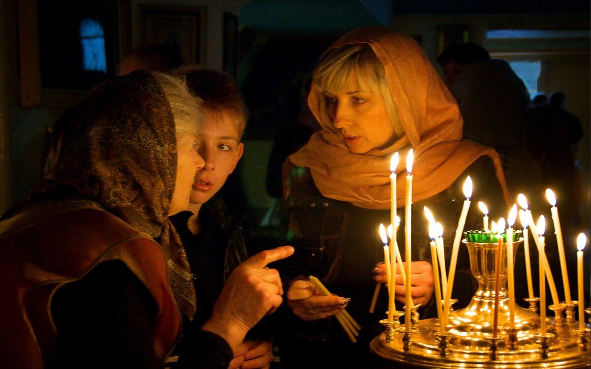 Ругается в церкви. Парень в церкви. Ругаются в храме. Ругается в церкви. Бабулька в храме.