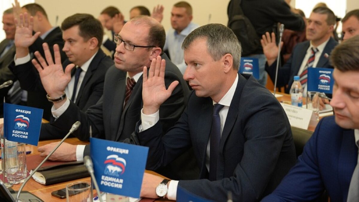     В топе самых переоцененных сфер деятельности — работа депутатов, чиновников и менеджеров. Таковы результаты открытого опроса общественного мнения, который провел сервис по поиску работы SuperJob среди 1600 респондентов.