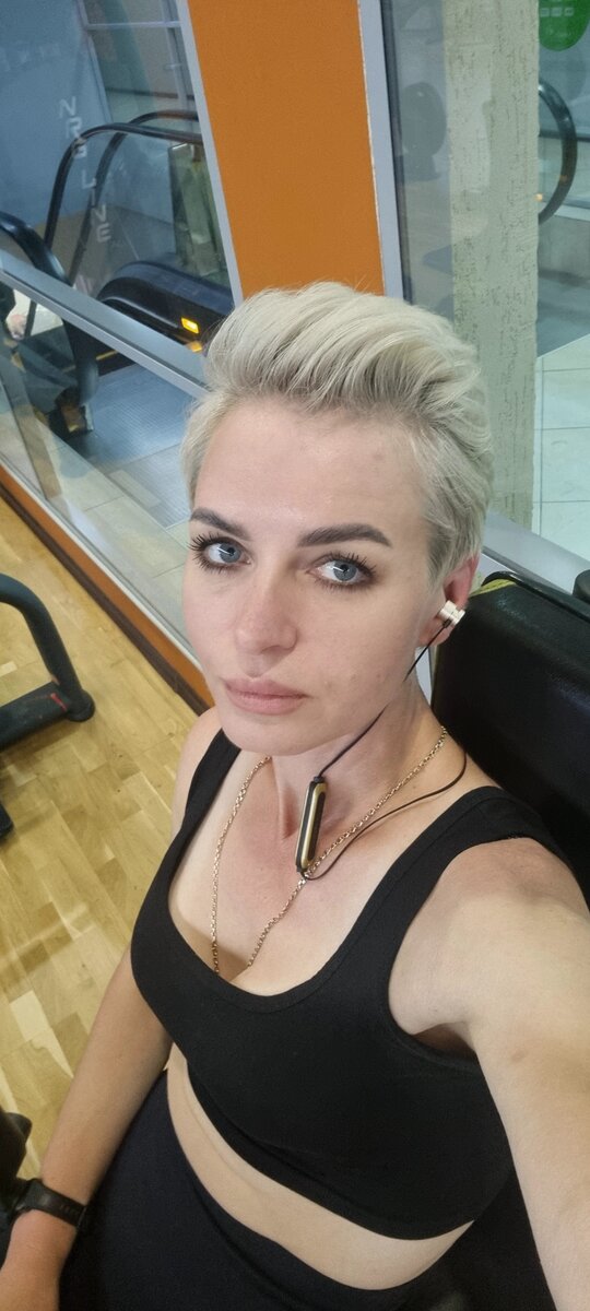 Хожу в зал через день, дабы немного разгрузить мозг ,и хотя-бы час не думать ни о чем,кроме тренировки... помогает немного..