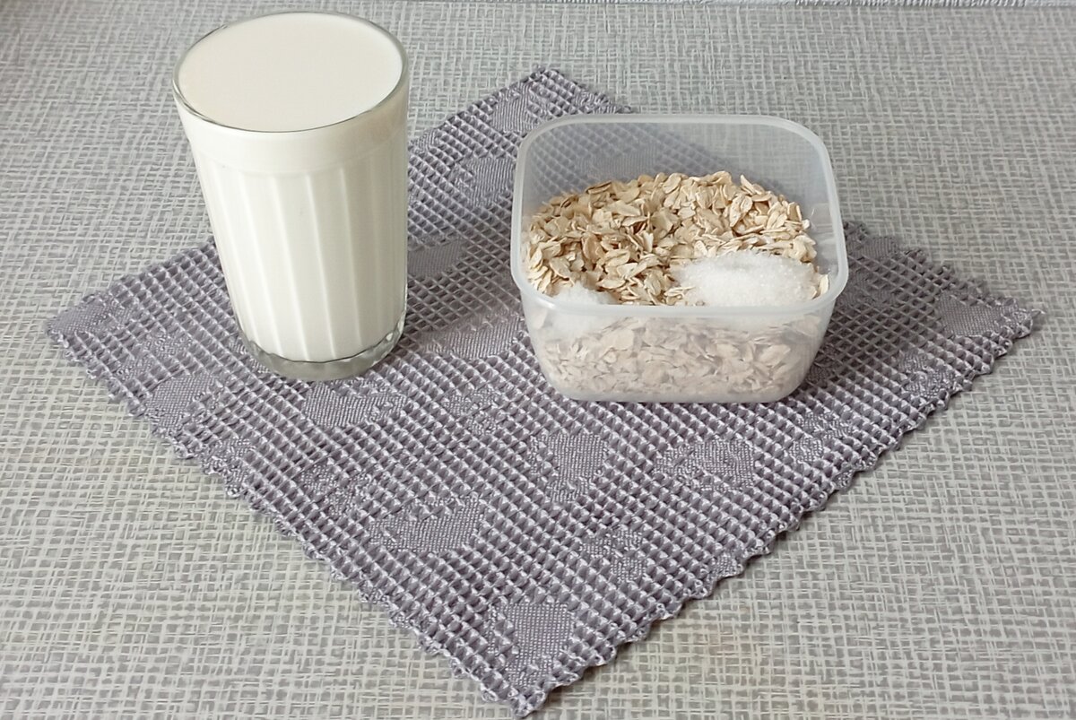 Молоко 3,2%, овсяные хлопья "Геркулес" быстрого приготовления, половина кофейной ложки🥄соли, чайная ложка 🥄 сахара. Фото автора.