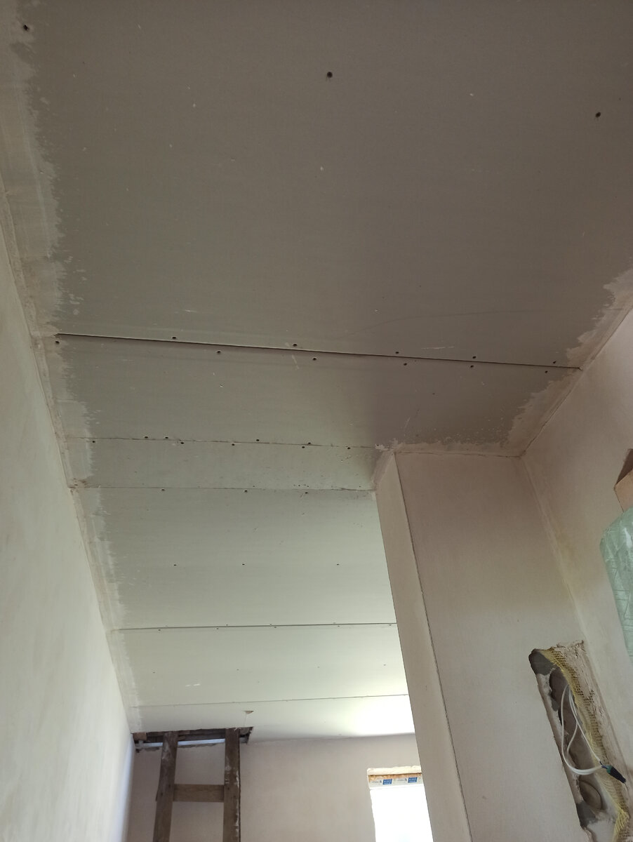 Вместо проема была стена, а в комнатах разный уровень потолка. Когда сделали проход, оказалось, что перепад высоты потолков больше 2 см. 