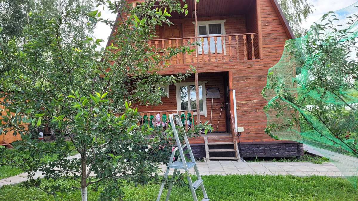 Справа ещё не собрали, закрыта сеткой