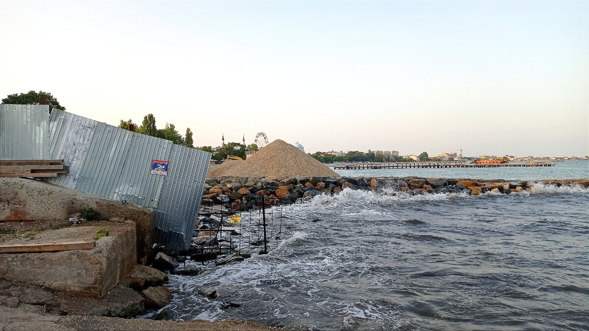 Набережная Терешковой, вид из за забора, с яхт клуба.