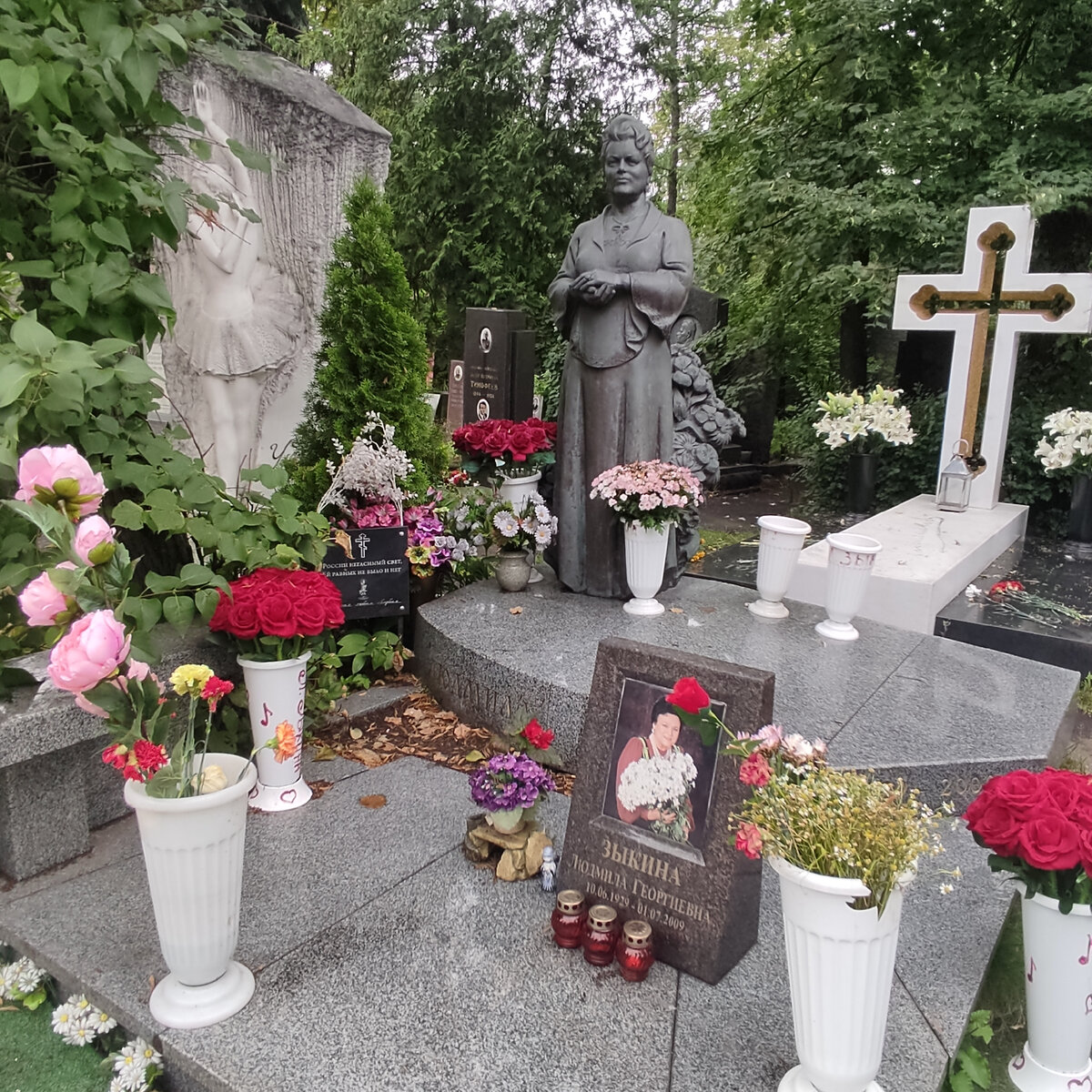 новодевичье кладбище могилы знаменитостей фото показать