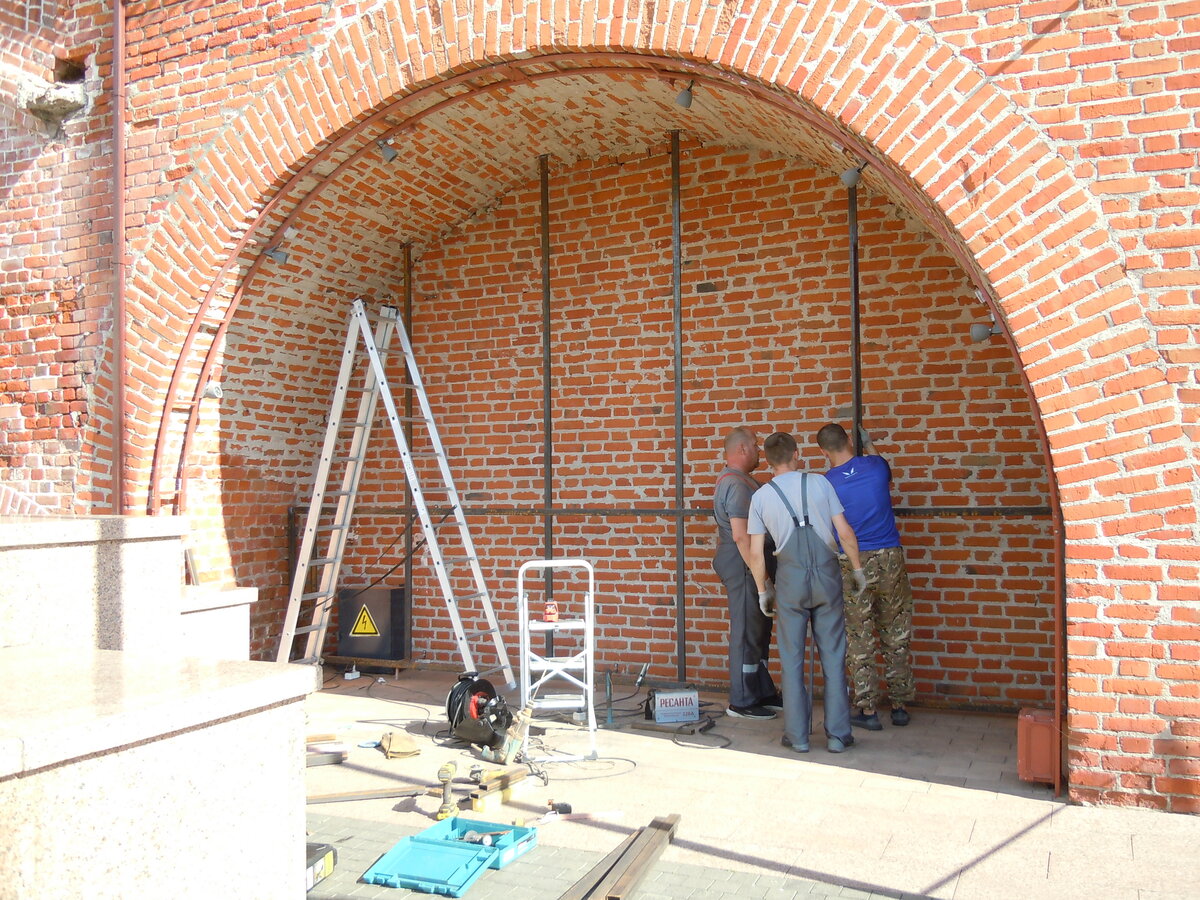 Продолжим экскурсию по кремлю. Это взгляд через стройку фуникулёра на участок с Часовой башней.-11