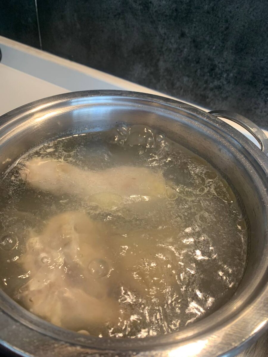 После того как бульон готов, я обычно достаю мясо и режу его на кусочки.