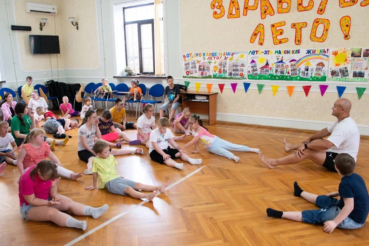 В Краснодаре в Центре поддержки семей, воспитывающих детей с синдромом Дауна, спортивную зарядку для «солнечных» деток провел пятикратный победитель чемпионатов и первенств страны, дважды бронзовый призер чемпионата и первенства Европы Антон Пацята. 