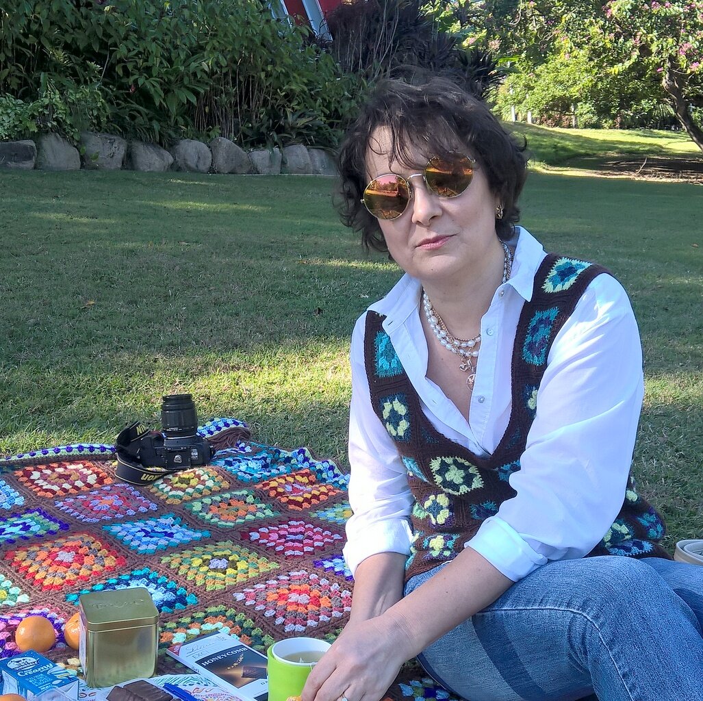 Май 2020-го, весь мир погрузился в 🙈 л о к д а у н ы. А мы тогда с душевным другом Светочкой устроили себе пикник в саду рядом с Сити.