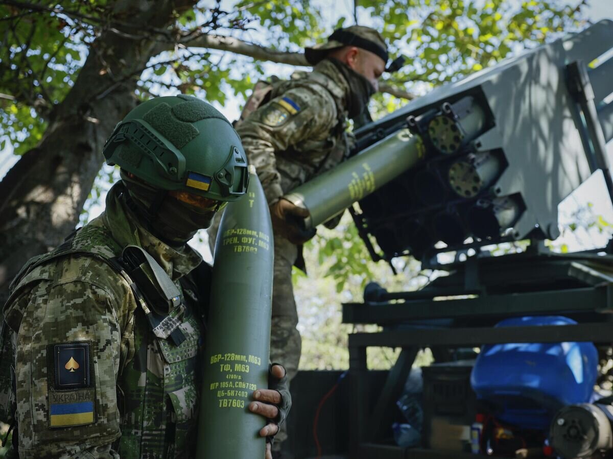    Солдаты ВСУ готовят реактивную систему залпового огня RAK-SA-12© AP Photo / Roman Chop