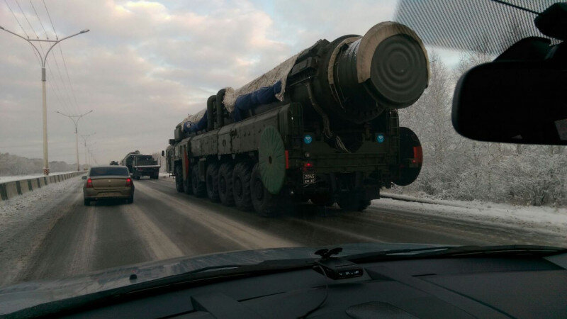     Пробка на выезде из Барнаула, военные перекрыли трассу. altapress.ru