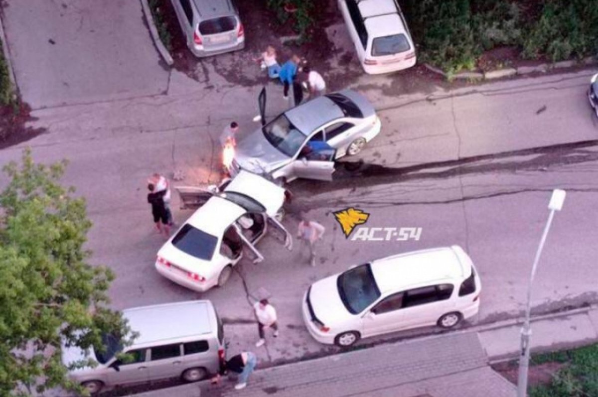    Жители Новосибирска проснулись из-за аварии во дворе дома