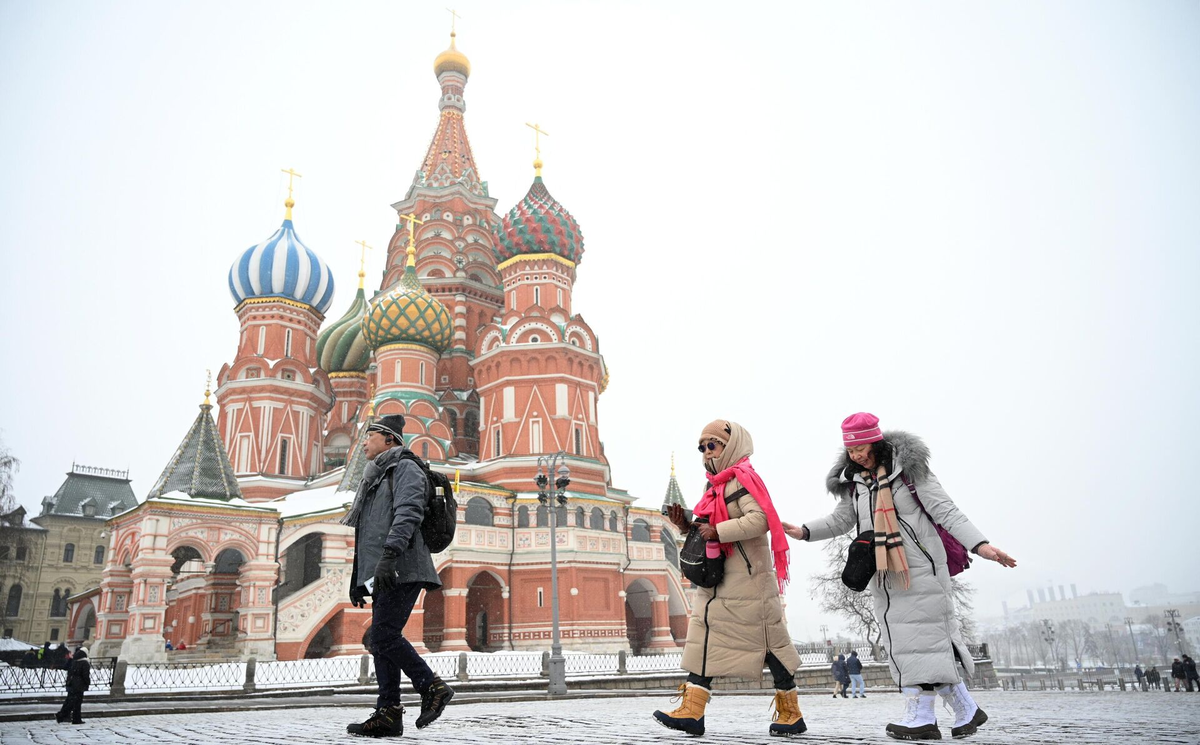 Сезонные мероприятия москвы для любителей истории. Красная площадь зимой. Туристы на красной площади. Москва зимой. Китайцы на красной площади.