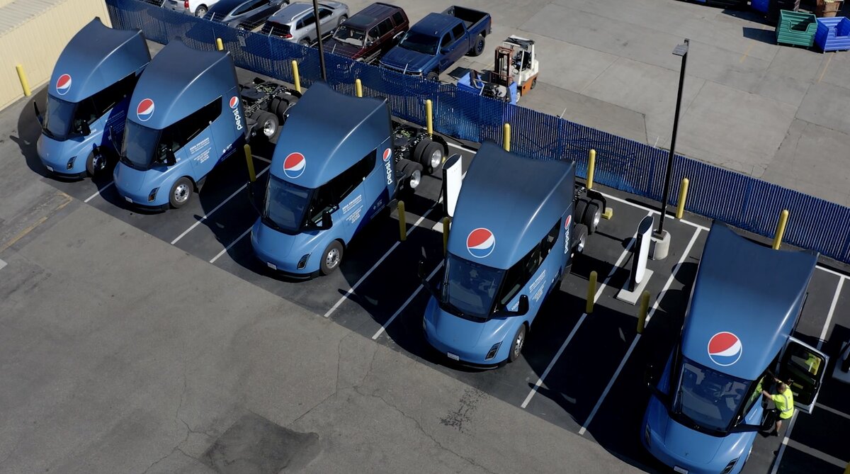 электрические грузовики Tesla Semi.