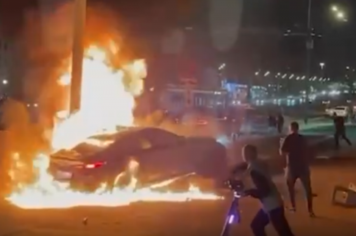    В Москве загорелся автомобиль после наезда на столб
