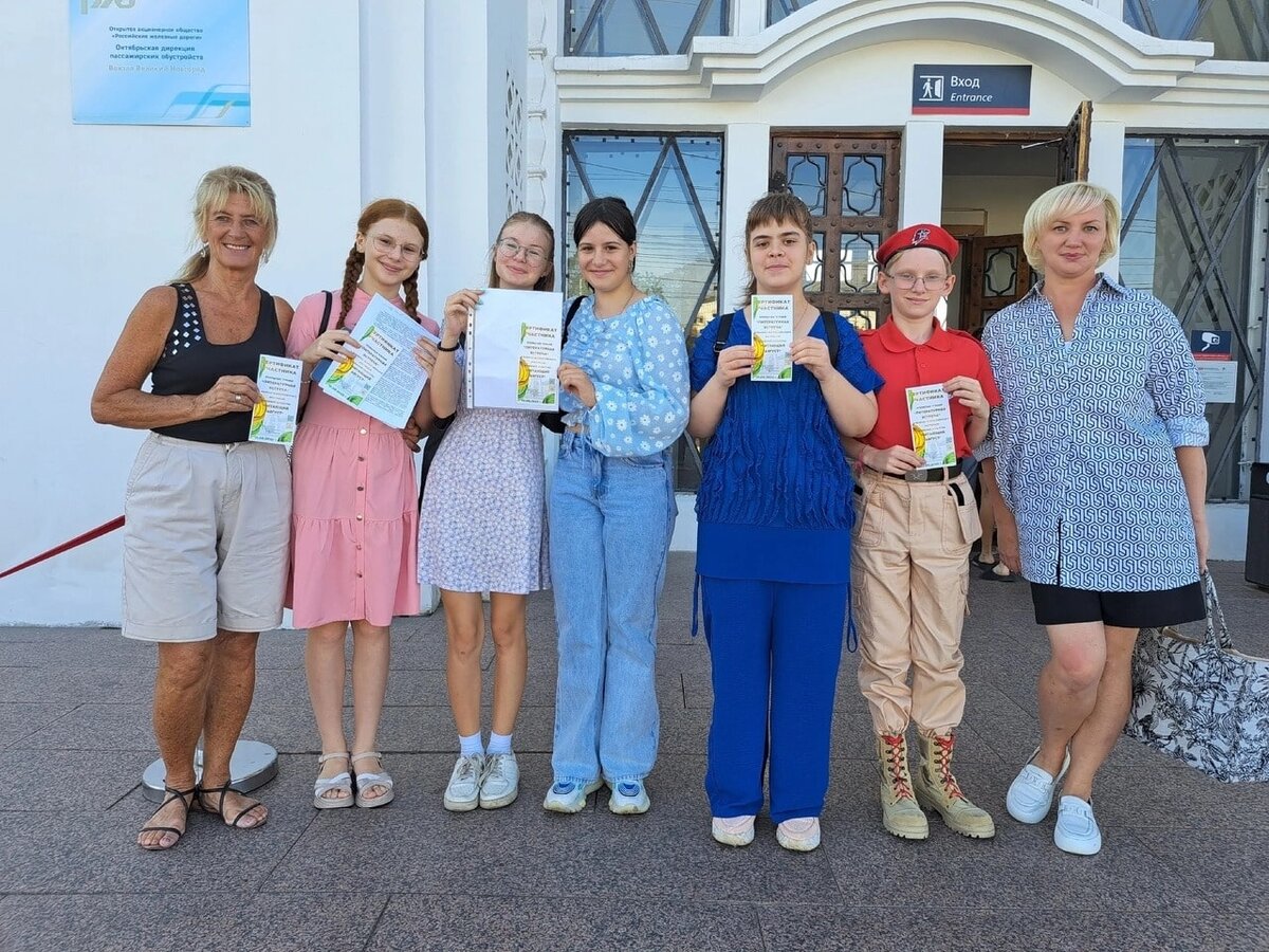    Новгородские семиклассники и педагог Маргарита Лихачева (на фото слева) стали участниками акции, подготовленной областной библиотекой. Фото: Светлана Потапова