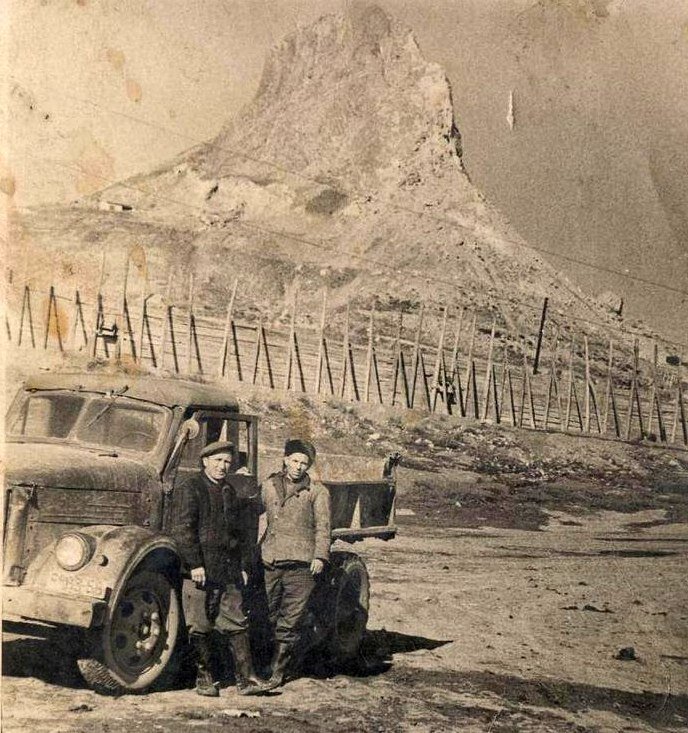 Гора Кинжал с организованным у её подножия каменным карьером, 1957 г. Источник – группа в Одноклассниках, посвященная истории города Минеральные Воды. 