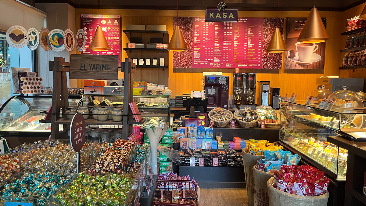 Ассортимент кафе: шоколад, кофе, шоколадные плитки и кусковой шоколад.