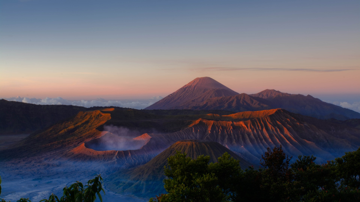В Индонезию мало кто целенаправленно едет ради горного туризма. И зря, ведь именно в этой стране самая большая концентрация вулканов в мире — около 400.-2