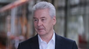    6324903 05.09.2020 Мэр Москвы Сергей Собянин во время презентации нового поезда метро "Москва". Поезда нового поколения 765-й серии из восьми вагонов, со сквозным проходом, широкими дверными проёмами, интерактивными экранами и USB-зарядками, представили в электродепо "Митино". Новые поезда московского метро "Москва" заменят составы типа "Еж". Они могут перевозить до двух тысяч пассажиров. Виталий Белоусов / РИА Новости Галатея Петрова