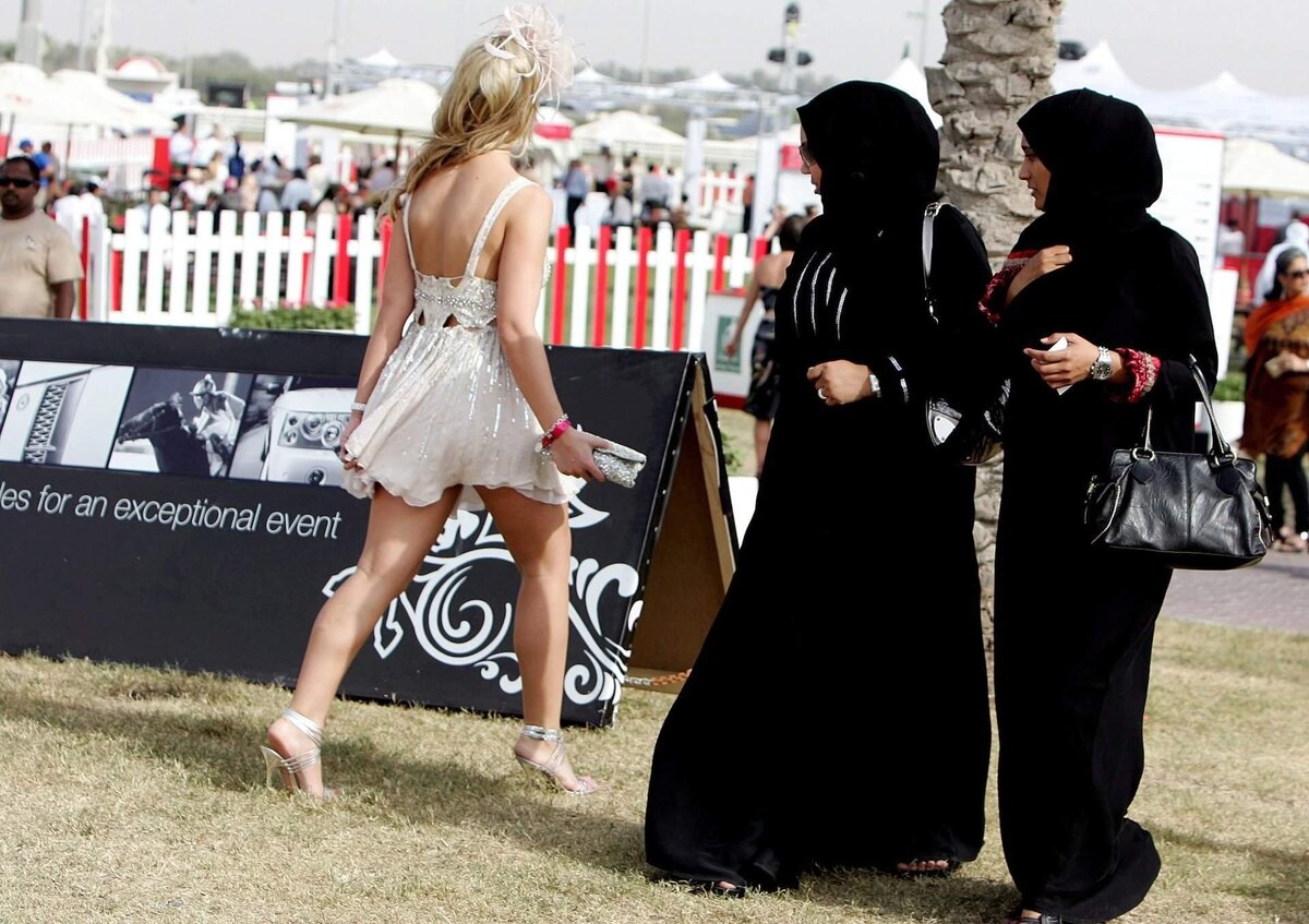 Прилюдно это. ОАЭ женщины. Женщины в Эмиратах. Арабские эмираты одежда. Одежда в Эмиратах.