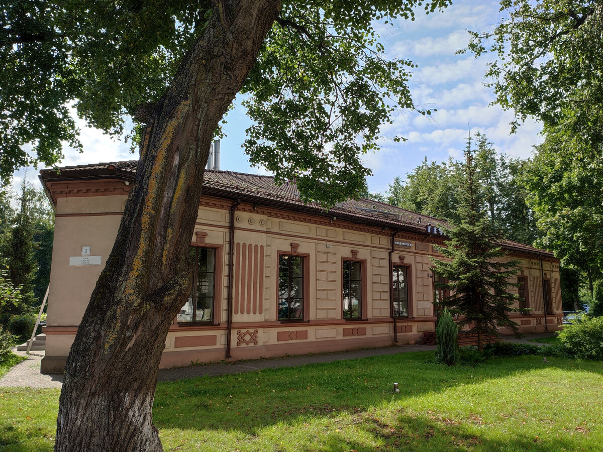 Вот в таком симпатичном домике на краю парка и находится ресторан+отель География