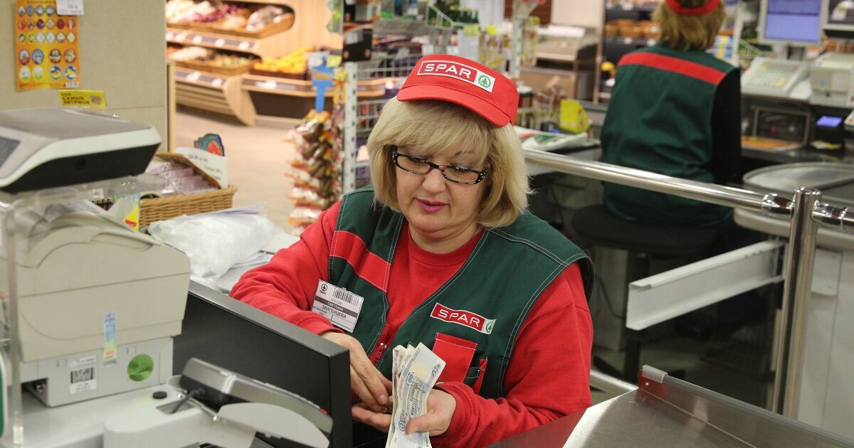 Кассир SPAR на смене за кассой. (Фото из открытых источников).