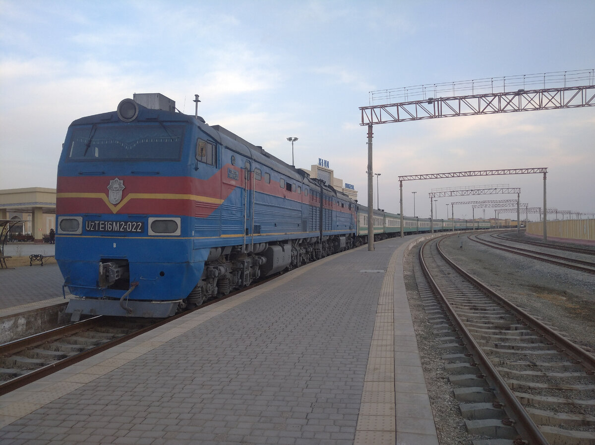 Будучи в Узбекистане, воспользовался услугами местных железных дорог, которые представляет компания УТЙ (Узбекистан Темир Йоллари). Что сказать.. опыт, конечно, оказался интересным.