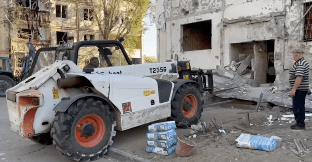  В Новой Каховке продолжаются работы по устранению последствий ракетного удара со стороны ВСУ - Таврия ТВ - Херсон