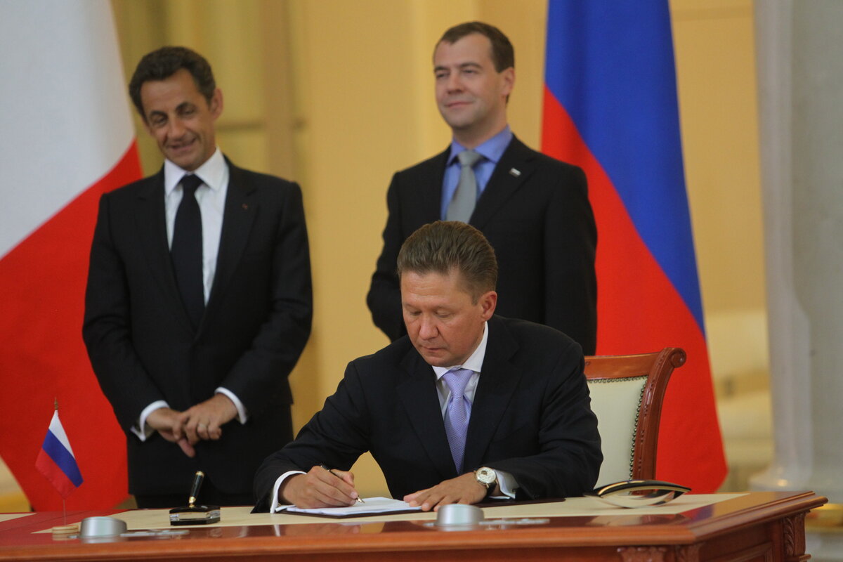 Президент Франции Николя Саркози, президент РФ Дмитрий Медведев и председатель правления ОАО «Газпром» Алексей Миллер на XIV Петербургском международном экономическом форуме. 2010 год.