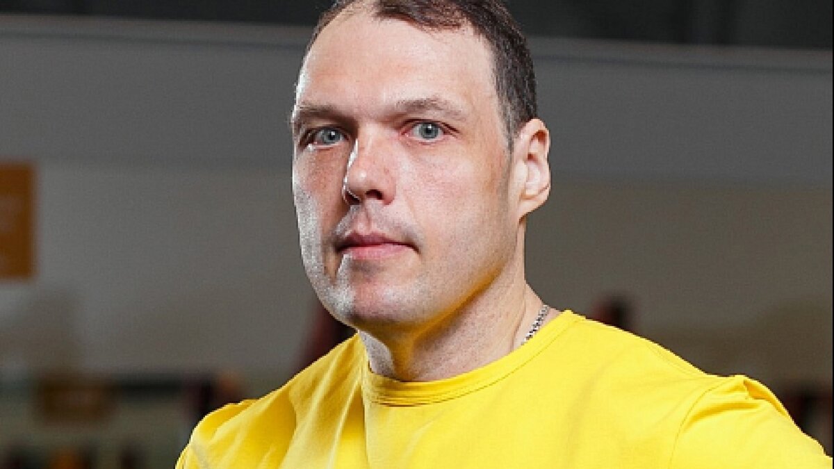     Погибшим у дома в Ленинском районе Красноярска был тренер «Колизея» Андрей Игнатьев. Он покончил с собой после ссоры со знакомой.