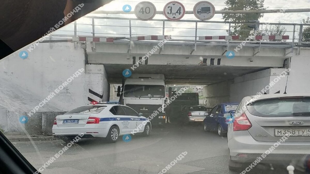    В Курске большегруз застрял под ЖД мостом на улице Станционной