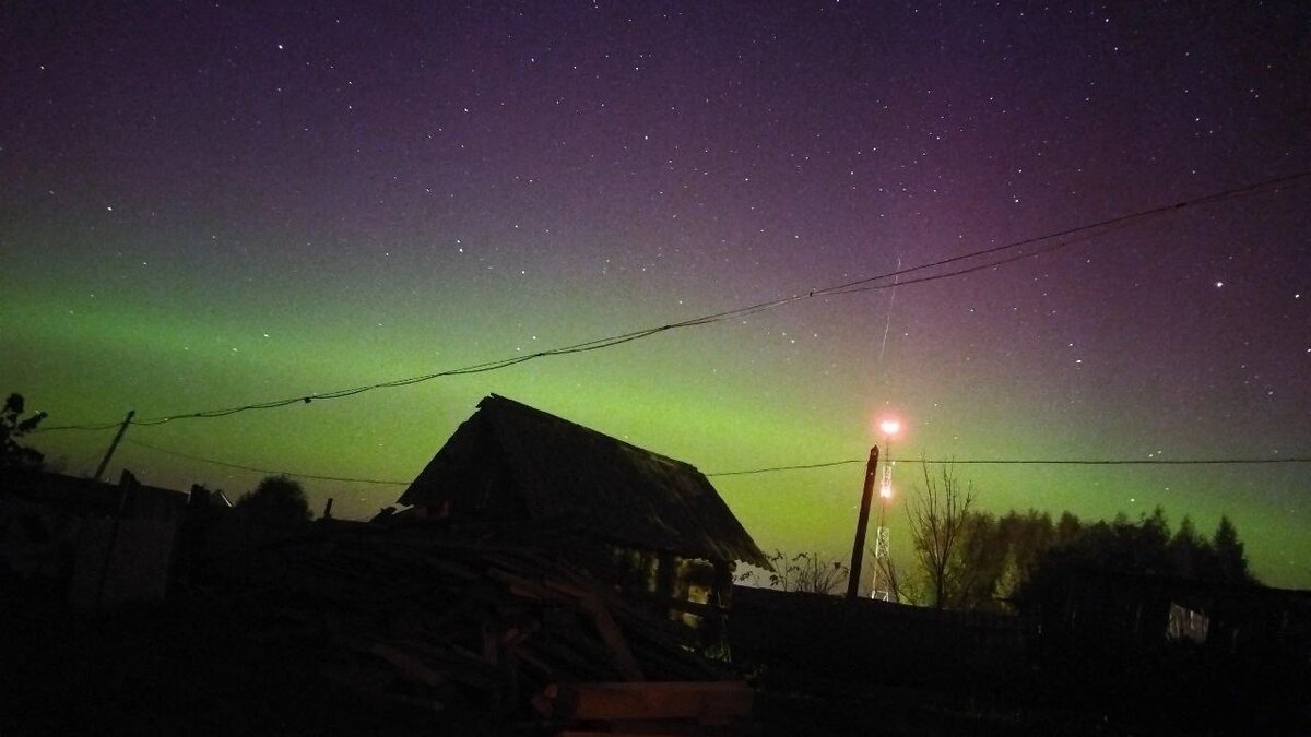    Жители Казани, Набережных Челнов и других муниципалитетов в Татарстане наблюдали минувшей ночью северное сияние. Кадрами из разных уголков республики делятся очевидцы в Telegram-каналах.