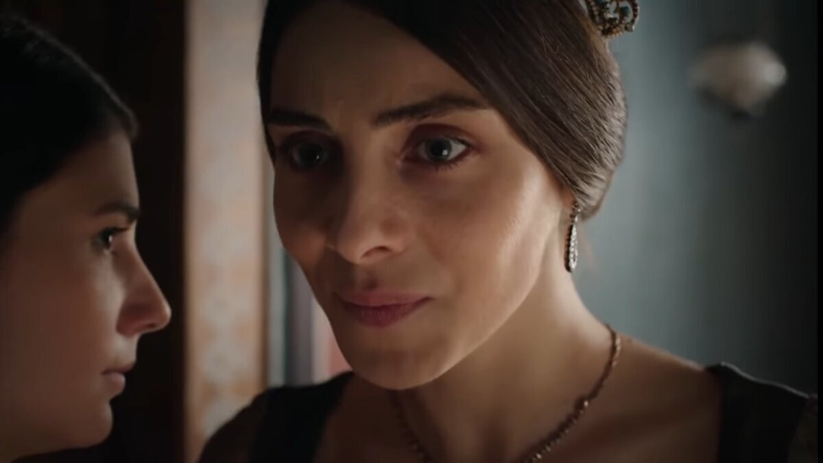 Махидевран плачет гиф. Махидевран спасла. Смерть мустафы махидевран. Махидевран и сулейман. Махидевран спасла мехмета.