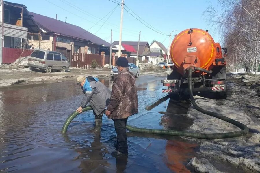 Откачка талых вод в Бийске. телеграм-канал Виктора Щигрева   📷