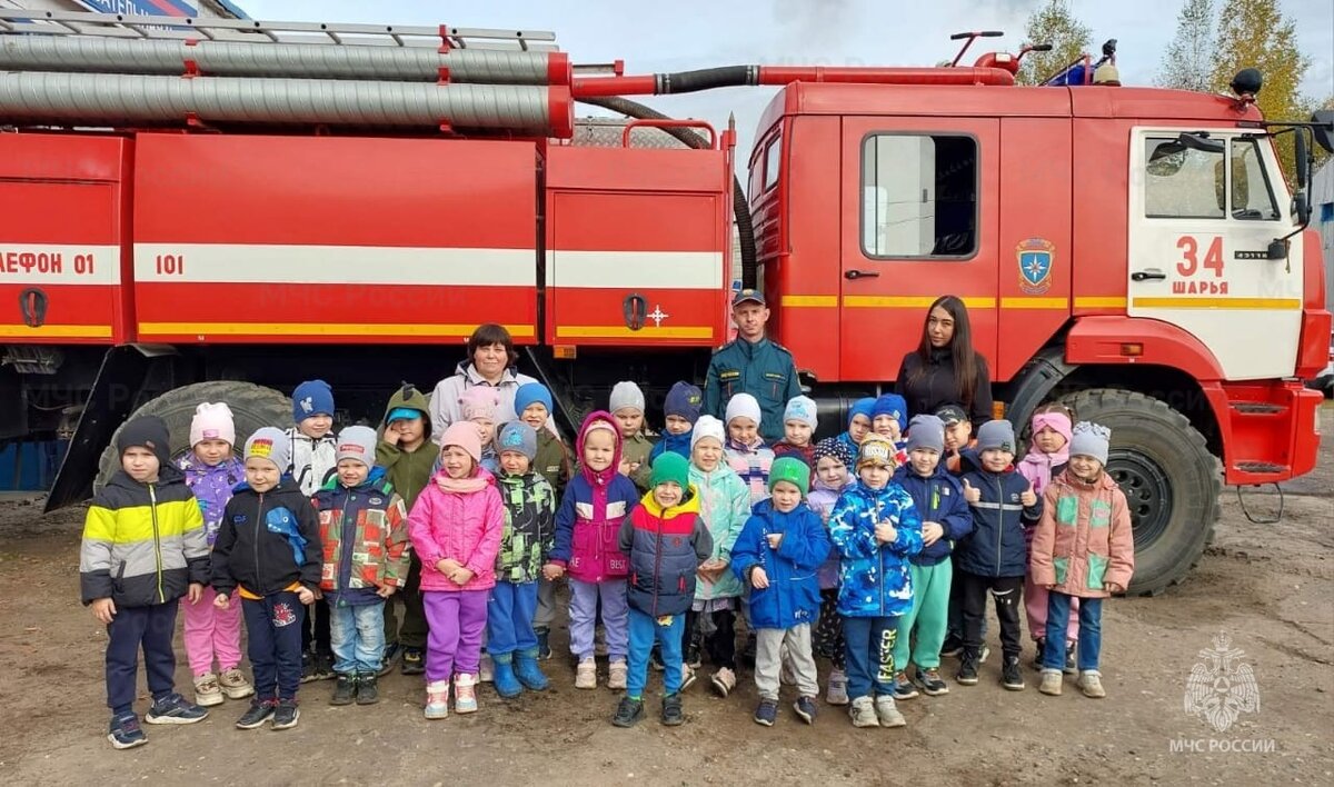 Сегодня в 34 пожарно-спасательной части по охране города Шарьи прошел день открытых дверей. В гости к пожарным пришли воспитанники детского сада №12 «Рябинка» города Шарьи. 
В доступной и увлекательной форме ребятам объяснили, как надо себя вести в экстремальных ситуациях, рассказали о причинах возникновения пожаров.