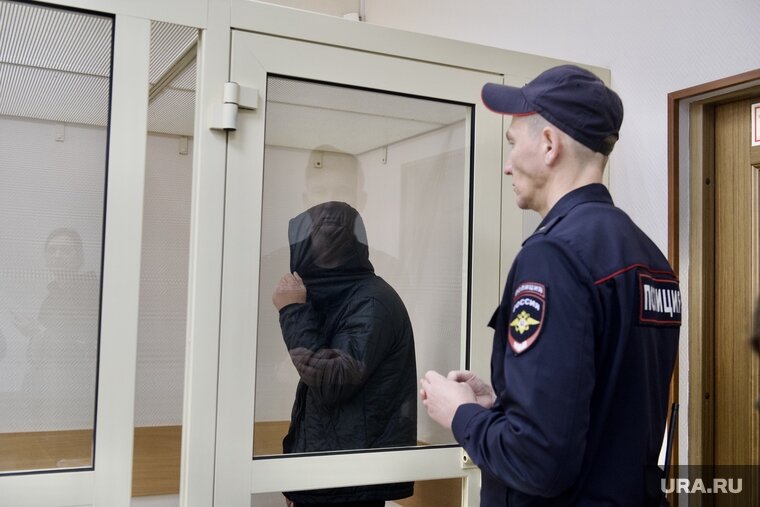    В ходе заседания 23-летний пермяк тщательно скрывал свое лицо капюшоном от представителей СМИ