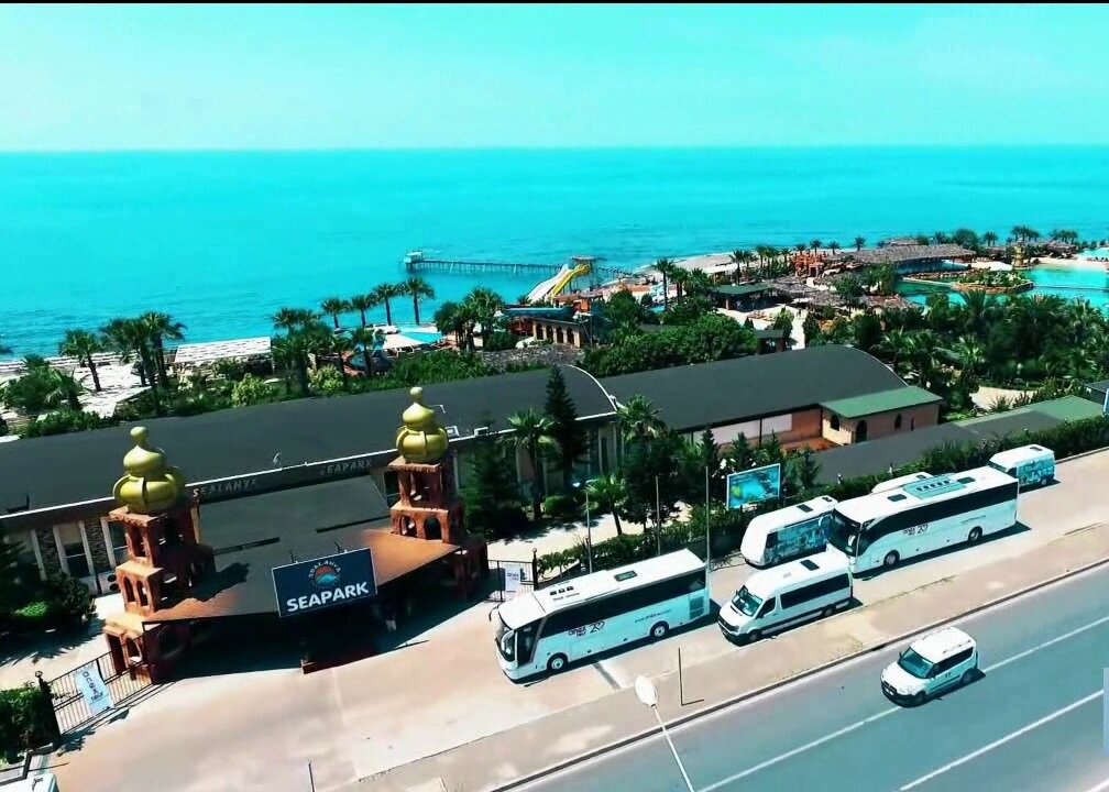 Морской парк на берегу моря.