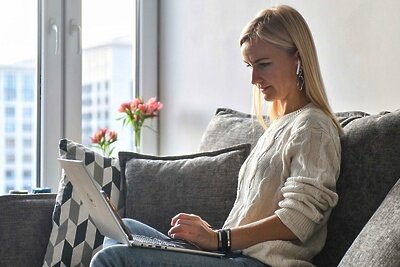    Девушка с ноутбуком дома ©Ю. Иванко Сайт мэра Москвы