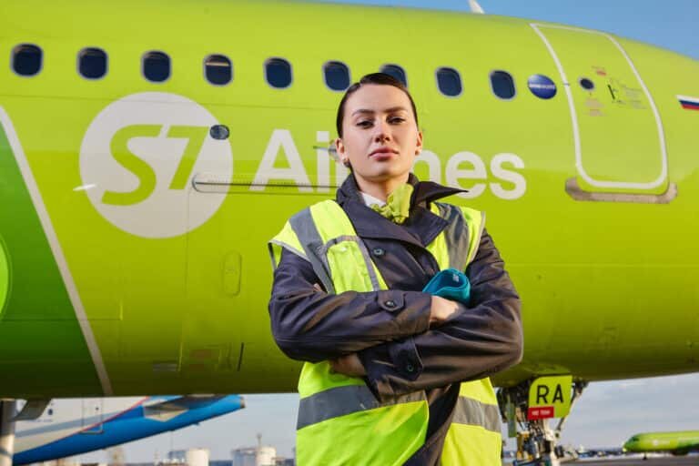    Бортпроводник S7 Airlines Мария Гоголева перед рейсом. На перроне можно находиться только в светоотражающем жилете / ©S7 Airlines