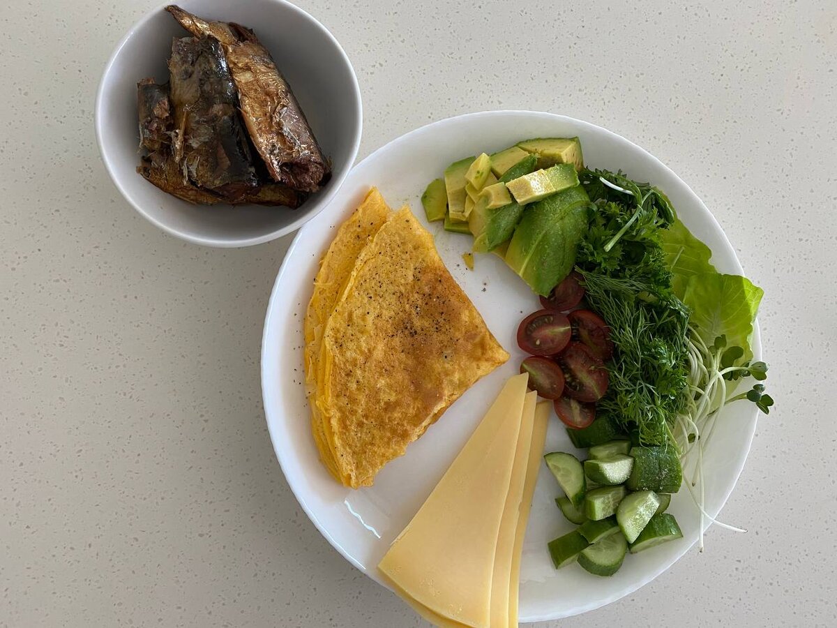 У меня жиры присутствуют очень активно, на фото мой завтрак. Из жиров - сардины, авокадо и полила овощи оливковым маслом extra virgin.