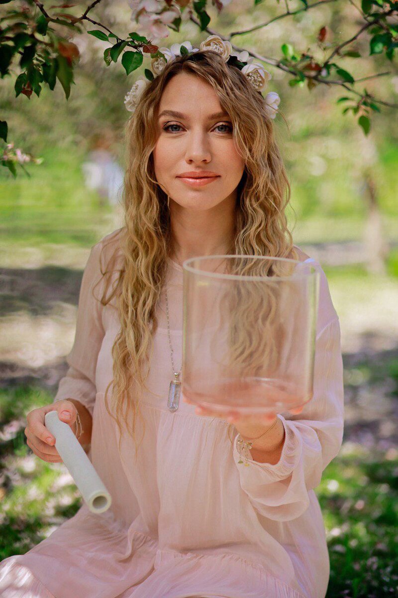 Валентина Майман с хрустальной поющей чашей. Фото автора.