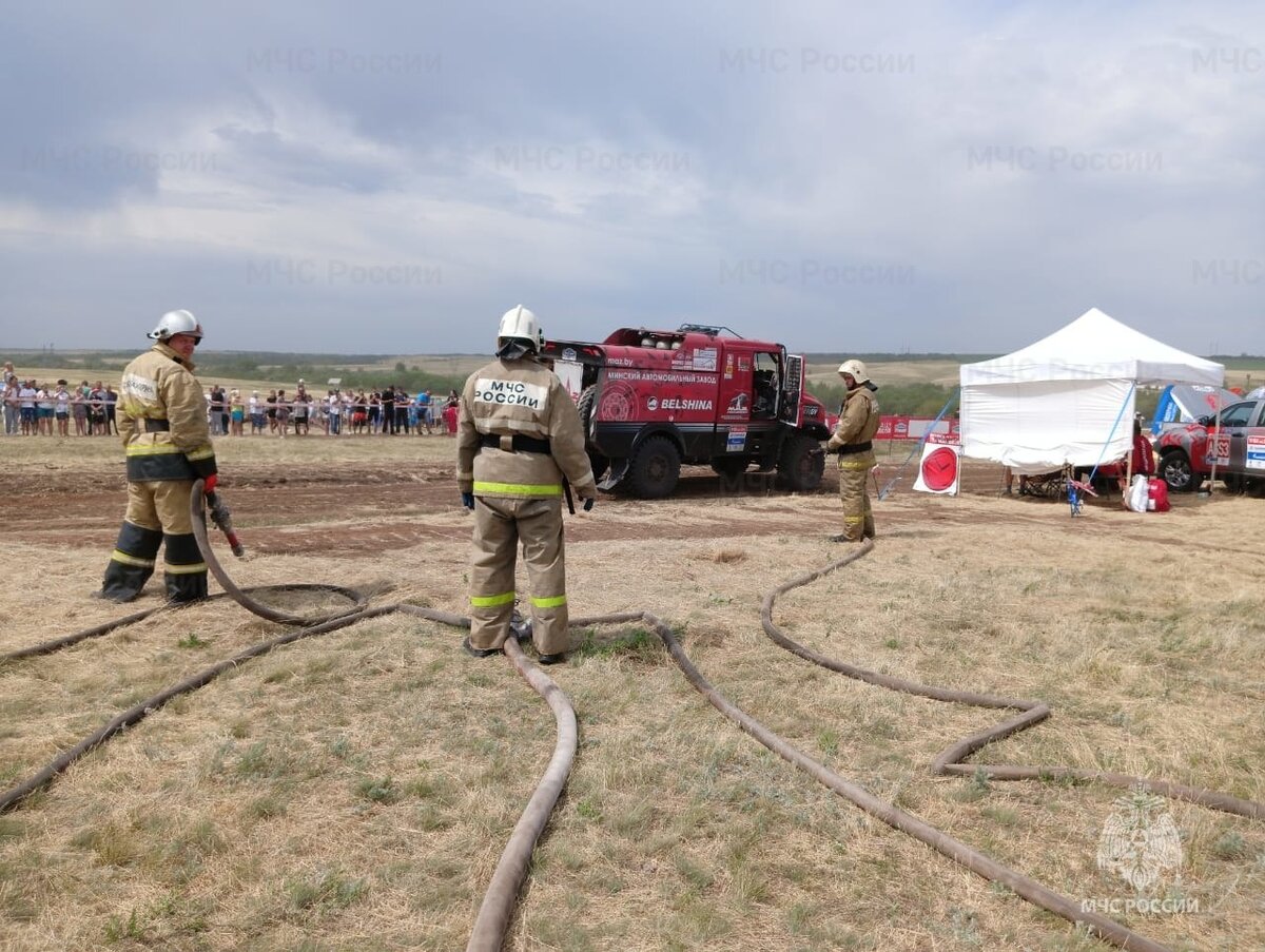    Спасатели МЧС дежурят в целях пожарной безопасности на оренбургских участках авторалли Андрей Севостьянов