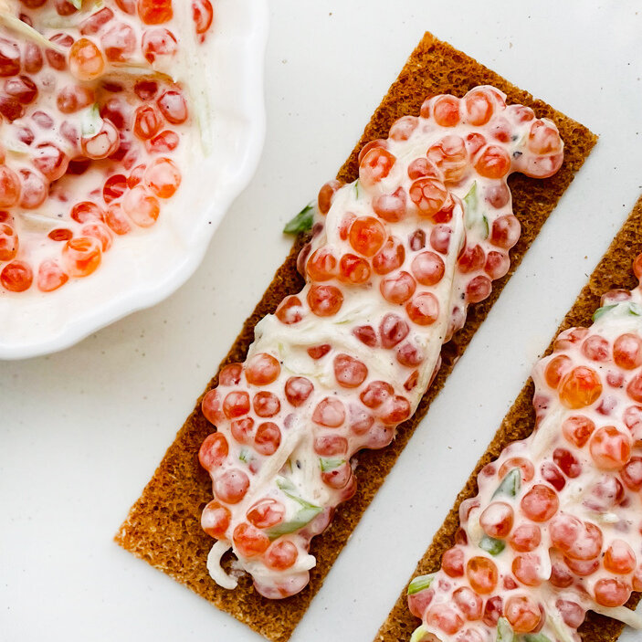 Икра на хрустящих хлебцах в обрамлении освежающей сметаны, пикантного зеленого лучка и сельдерея - это нечто!