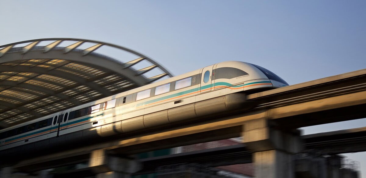 Shanghai Transrapid (Шанхайский поезд на магнитной подушке) - это высокоскоростной поезд на магнитной левитации (маглев), который движется со скоростью до 430 километров в час. В магнитах, необходимых для таких систем, используются редкоземельные металлы. В настоящее время шесть железных дорог предлагают высокоскоростные перевозки на магнитной подвеске с низким энергопотреблением.
Источник: https://www.snexplores.org/article/rare-earth-elements-electrons-properties-technology