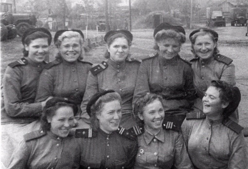 Женщины - связистки. Источник фото - https://mebel-gu.ru/podborki/polki-svyazi-v-vov.html